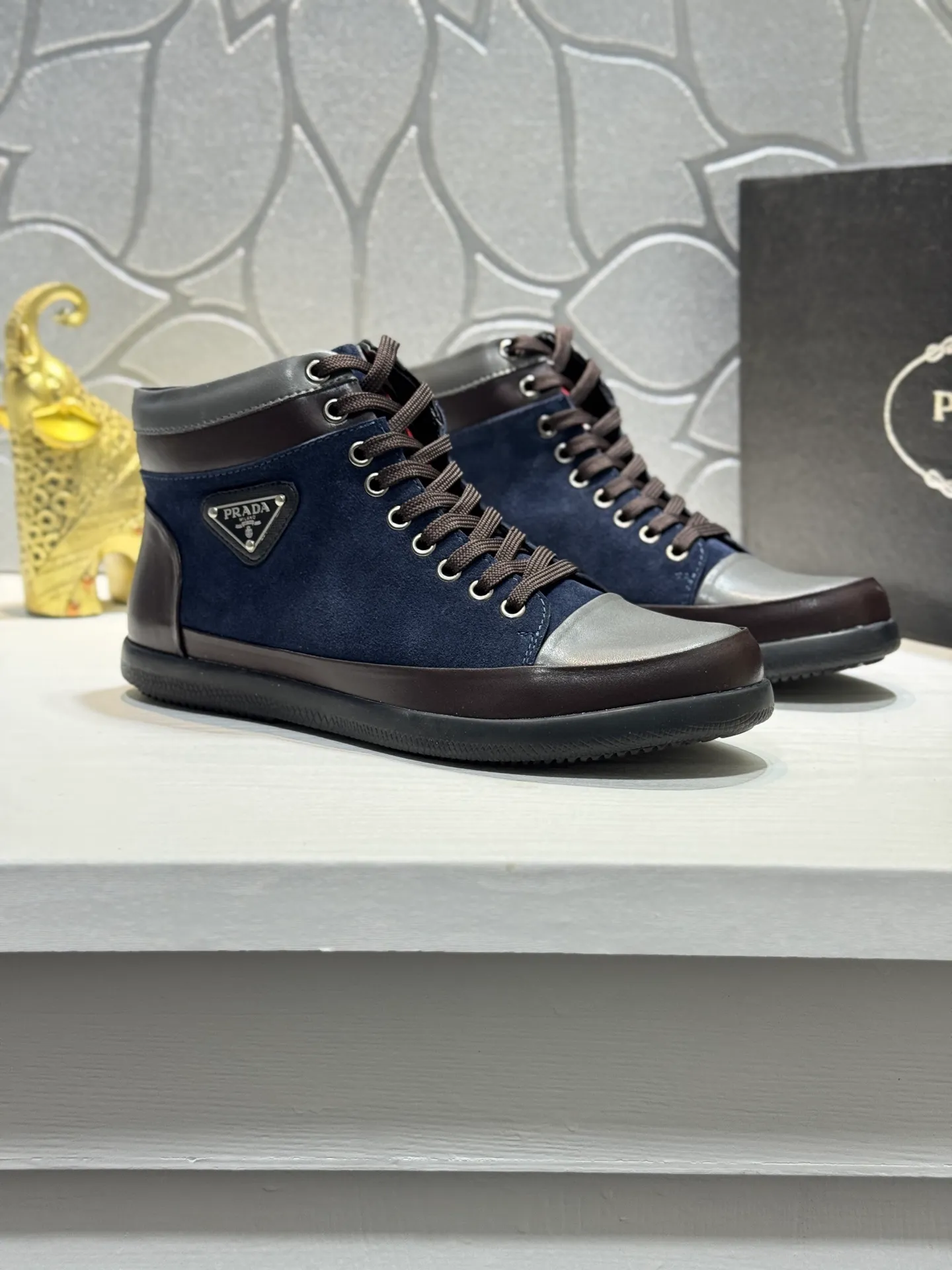 Men's Men's Shoes 💰460 [New Style] 🎻🎻PRADA*⚡️Prada~ The latest classic high-top men's shoes official website has launched a 1:1 copy, synchronized with Hong Kong counters, and on the same catwalk; all made of calf Leather ➕Imported soft and comfortable sheepskin lining, 🍡🍡original 1:1 rubber outsole, non-slip and wear-resistant; comfortable on the feet, attractive style, fine workmanship, and simple and neat shoe last, showing a man's courage and toughness. Size: 38-44 (45 customized